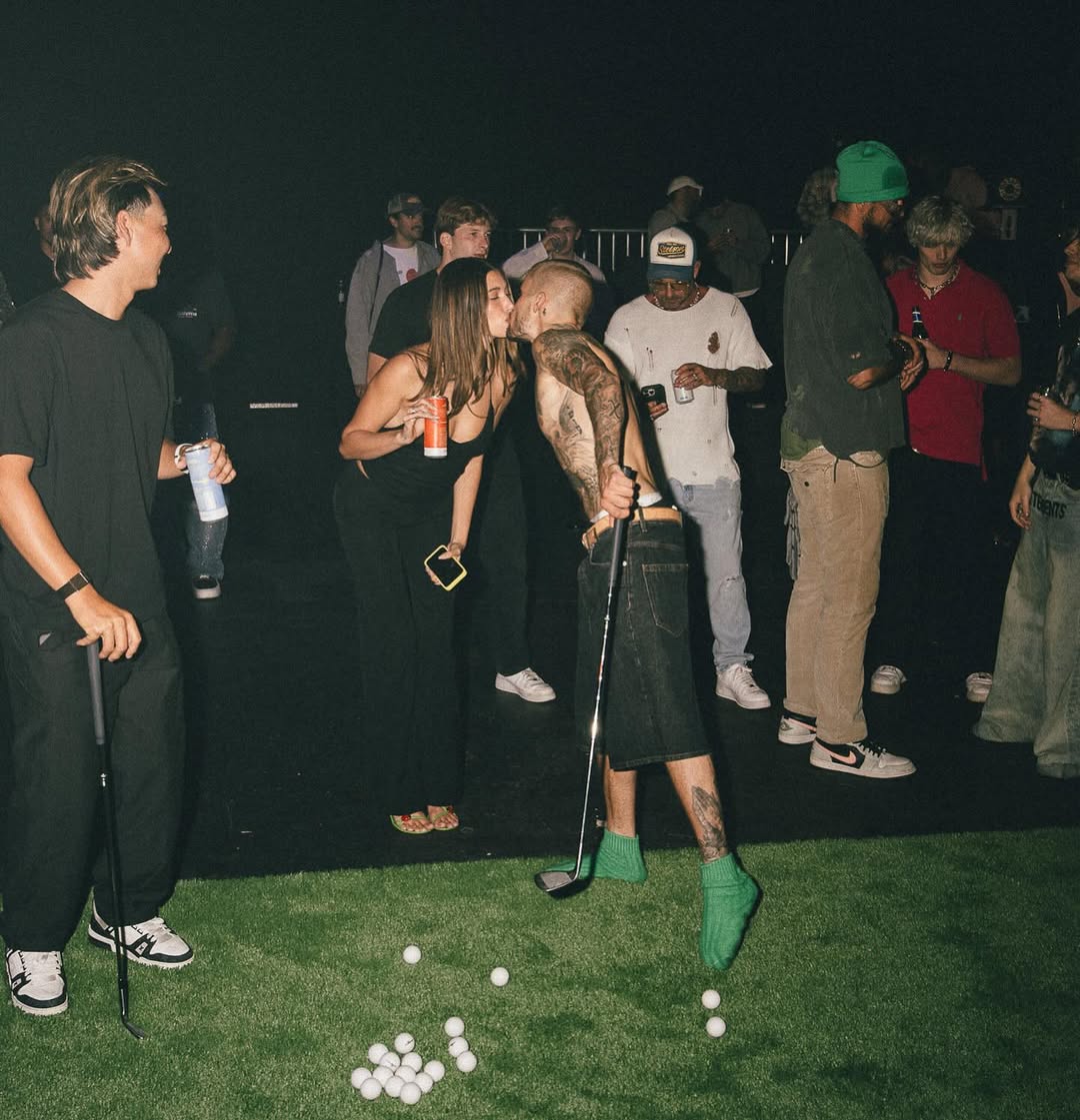 Justin Bieber kisses Hailey