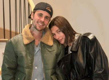 Justin kisses Hailey in new photo