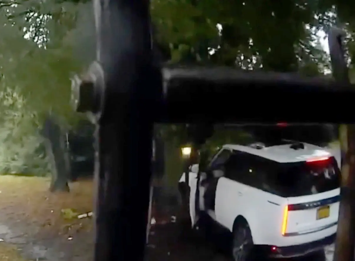 Alec Baldwin blames garbage truck ‘size of a whale’ for crashing wife’s car in the Hamptons 2 alec baldwin crashes range rover 113459469